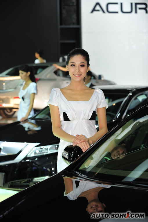 讴歌清纯美女车模