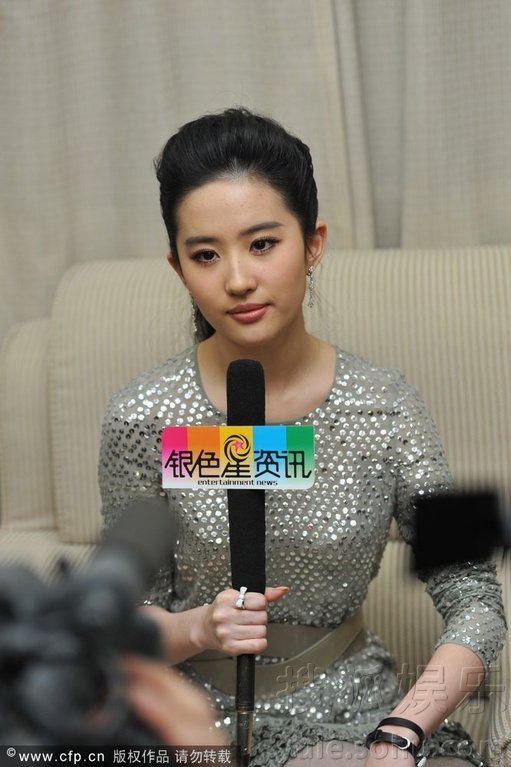 性感灰丝袜西洋美女图片