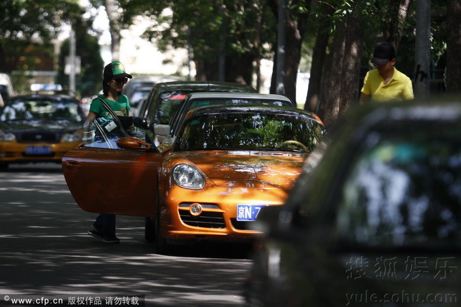 谢娜 张杰 甜蜜共享下午茶 开百万豪车住高级洋