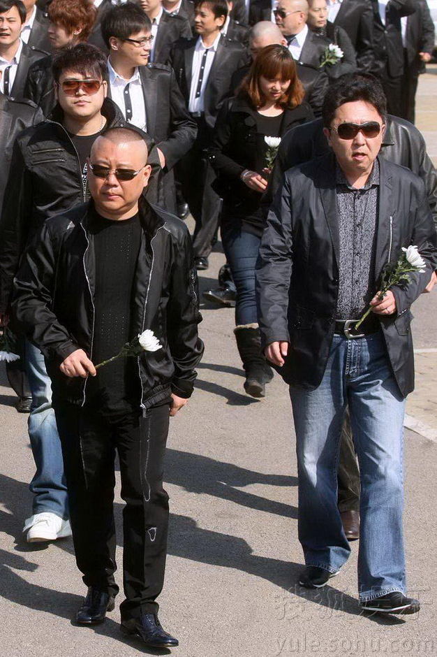 郭德纲携德云社祭拜侯耀文 墓前跪地痛哭