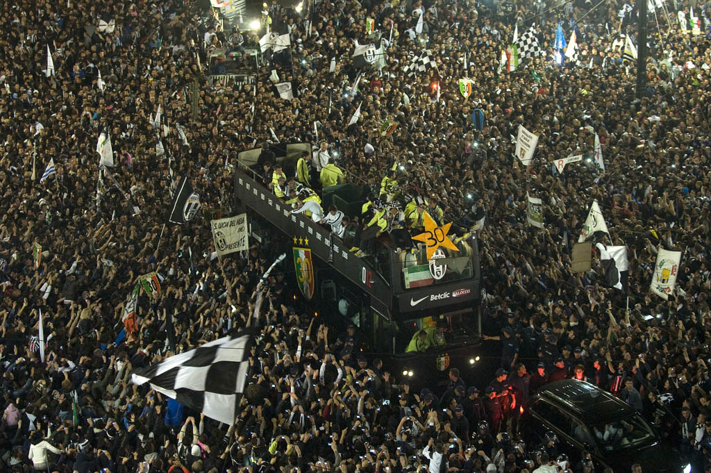 高清:尤文大巴游行庆祝夺冠 放眼皆是三星30冠