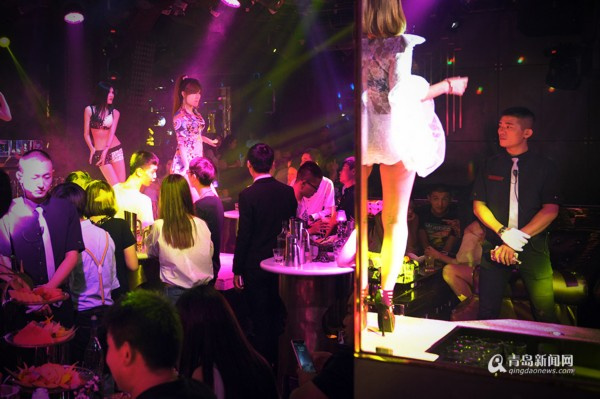 酒吧里的90后夜店舞者 叛逆女孩执着舞蹈梦 酒吧里的90后夜店舞者 叛逆女孩执着舞蹈梦