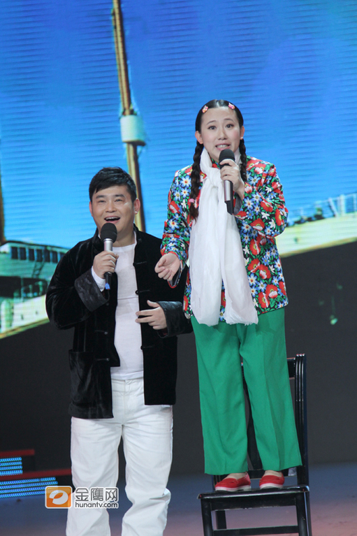 赵本山爱徒丫蛋产后复出 与老公现身湖南闹元