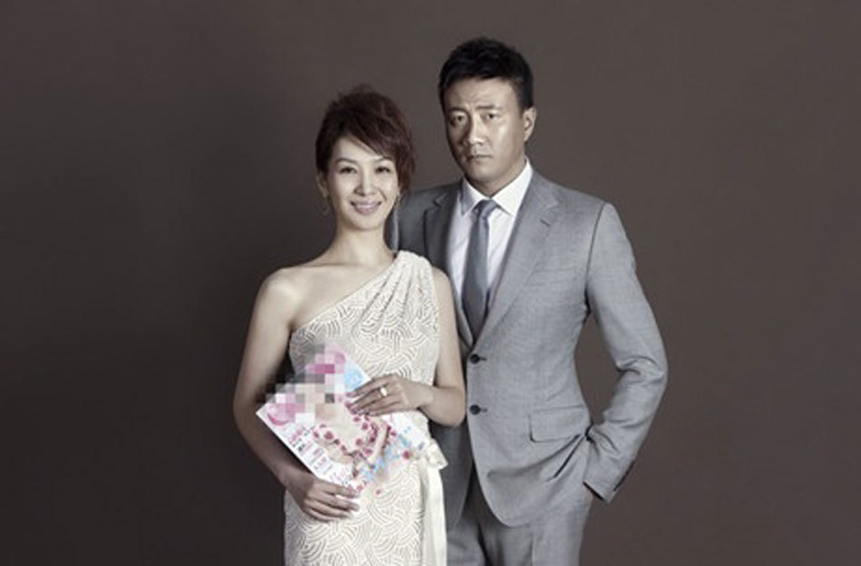 胡军全家福曝光 <em>女儿</em>长相似妈妈-全家福,据介绍