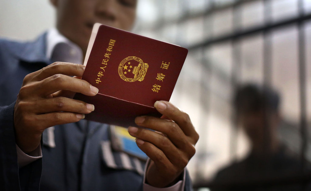 监狱举行集体婚礼 3对新人高墙内领证