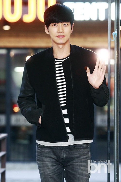 纯情暖男朴海镇举行记者见面会 尽展帅男魅力