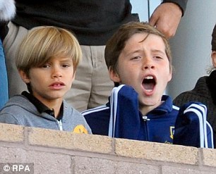 英超花絮:小贝骑摩托车兜风 女神内衣生涯回顾