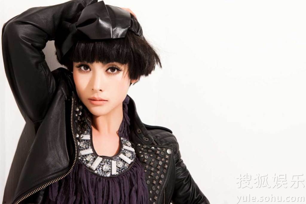 杨明娜拍摄时尚大片写真 <em>中性</em>优雅范儿十足-淋