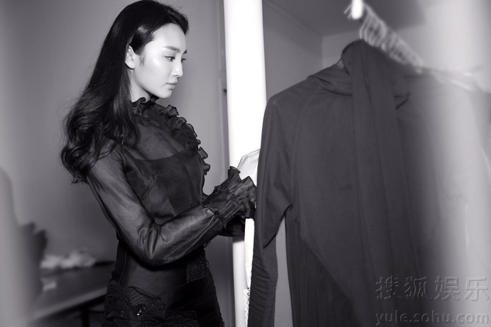 夏天Cici探班夏姿陈秀场 展现90后时尚有态度