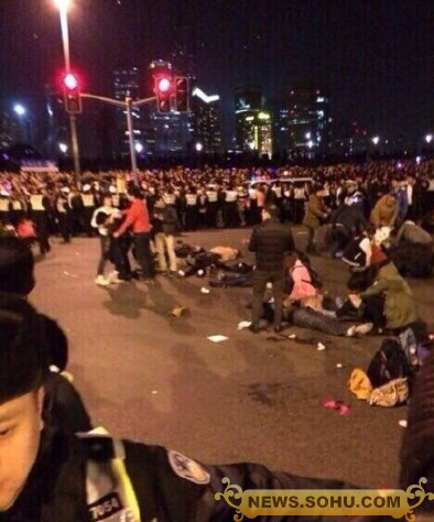 上海外灘跨年夜發生踩踏事故 現場混亂不堪圖片 91187 394x474