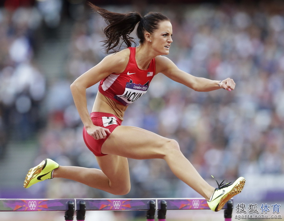高清图:<em>女子400米</em>栏预赛 选手<em>跨栏</em>时身轻如燕