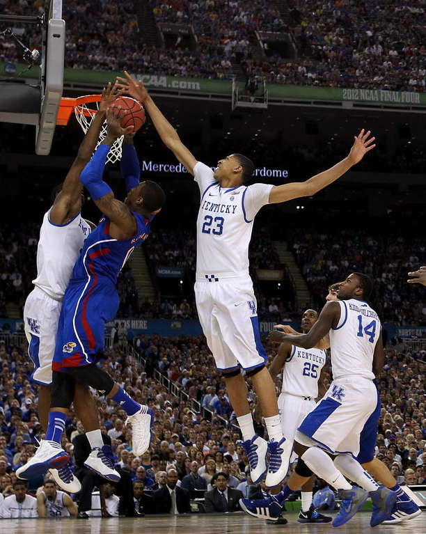 高清:NCAA总决赛准状元遮天盖帽 准榜眼遭侵