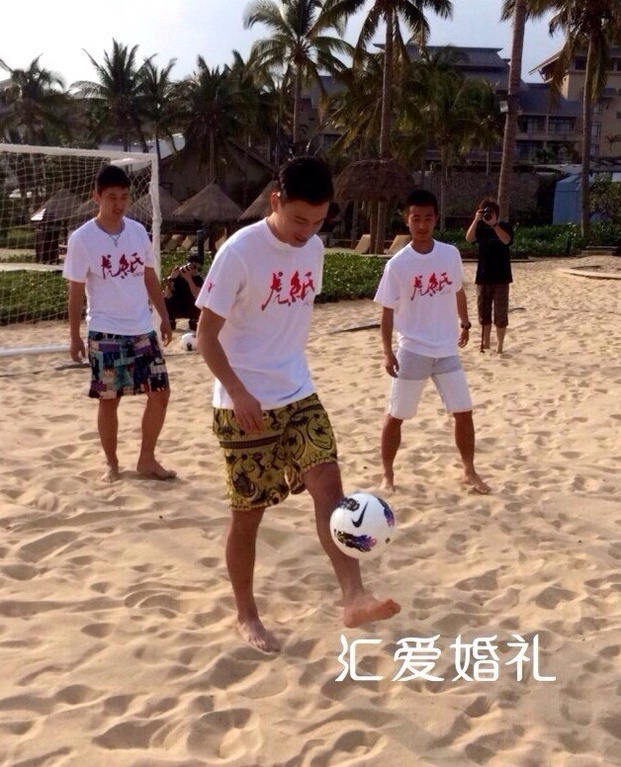 人名字首字母的灯饰闪耀,鲜花拥簇,一片温馨.-郜林与爱妻沙滩嬉