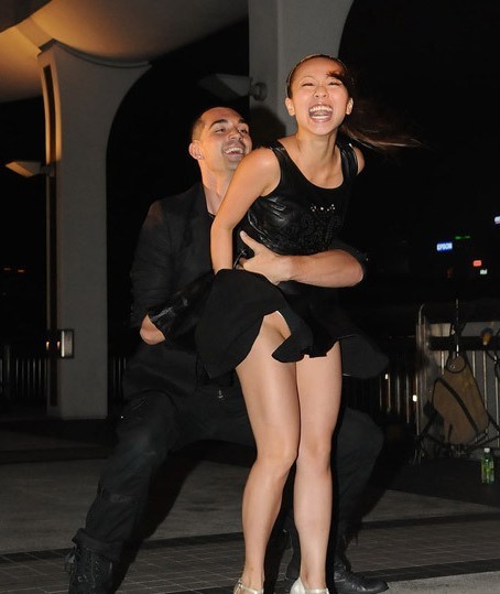 香港女歌手郑融拍摄MV 跳辣身舞裙摆掀起-女歌手,模特儿-北方网-文化娱乐