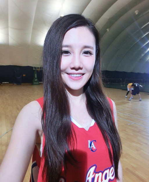 央视女神打破穿球衣魔咒 穿勇士小AI送绝杀(图