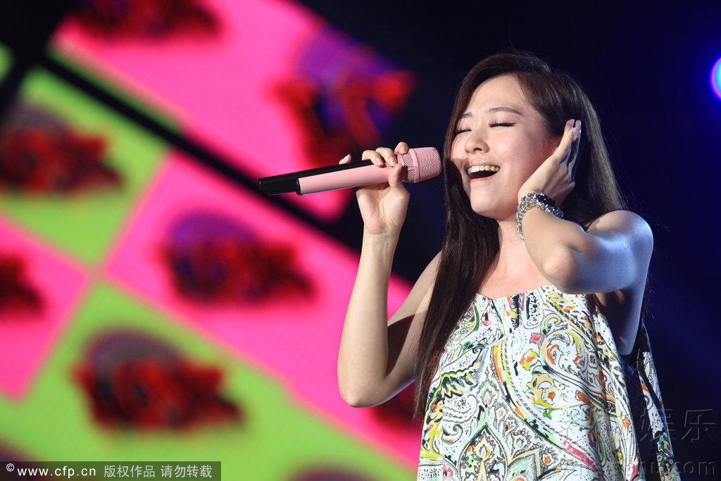 何洁郝子铭婚后首次同台 合唱情歌秀恩爱