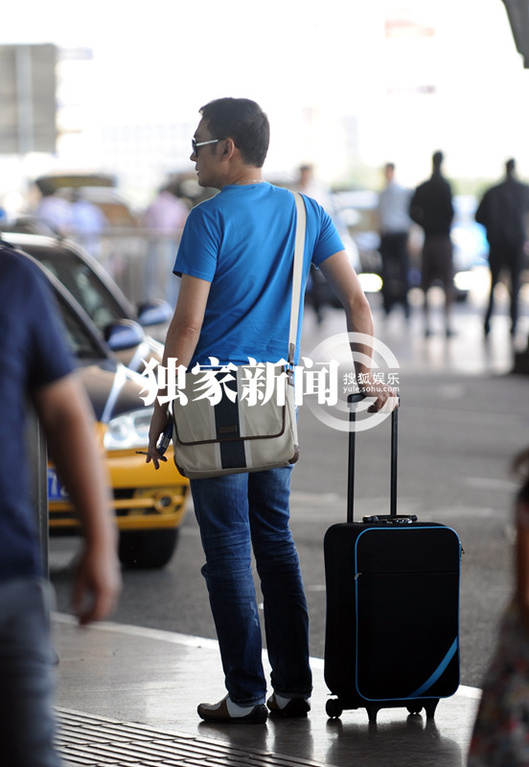 独家:焦恩俊带助理离京 机场门口抽烟拍天空