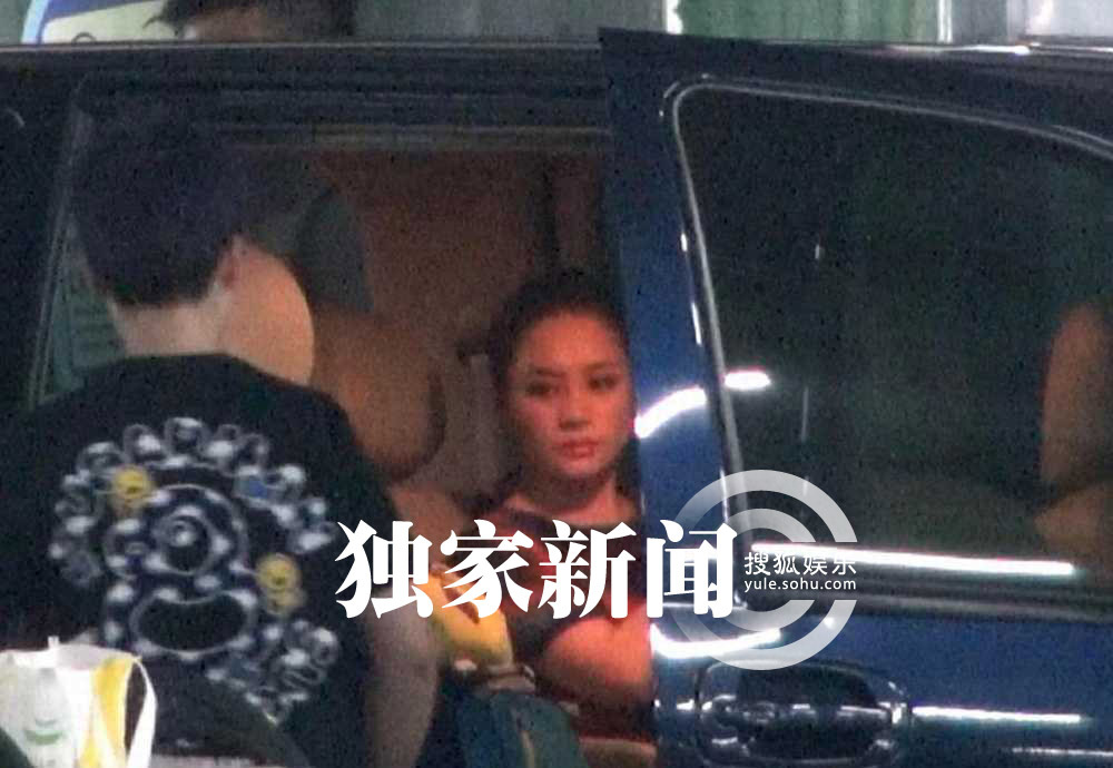 独家: 钟欣桐 深夜回京 与助理携大批 行李 等车