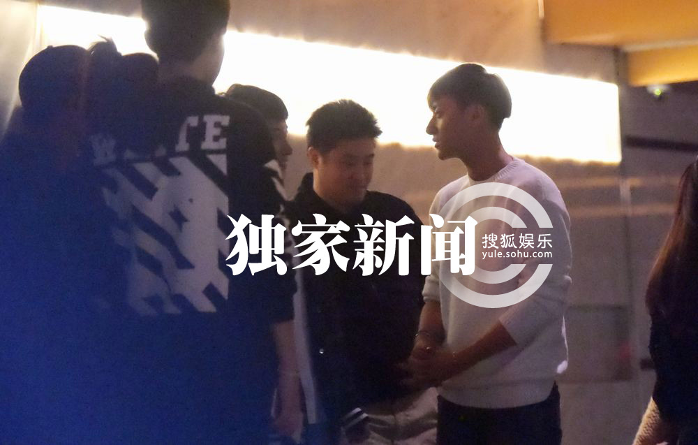 ...讼的日子,搜狐视频独家目击到其中国成员黄子韬夜会好友.当天,...