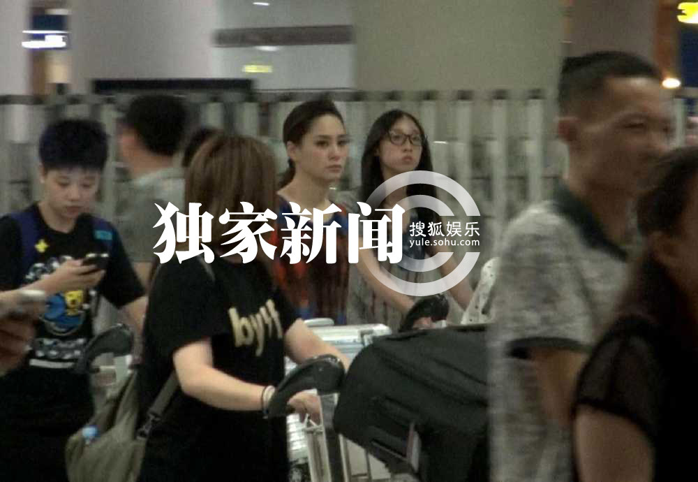 独家: 钟欣桐 深夜回京 与助理携大批 行李 等车