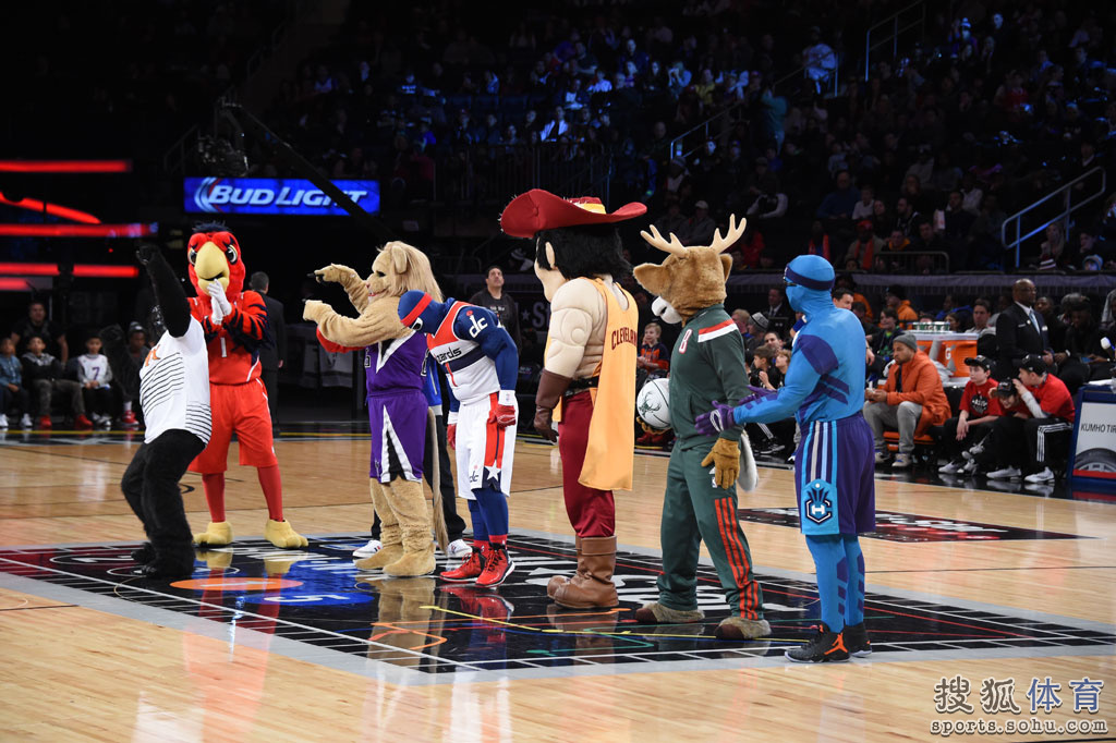 全明星各队吉祥物争宠 骑士先生最呆萌