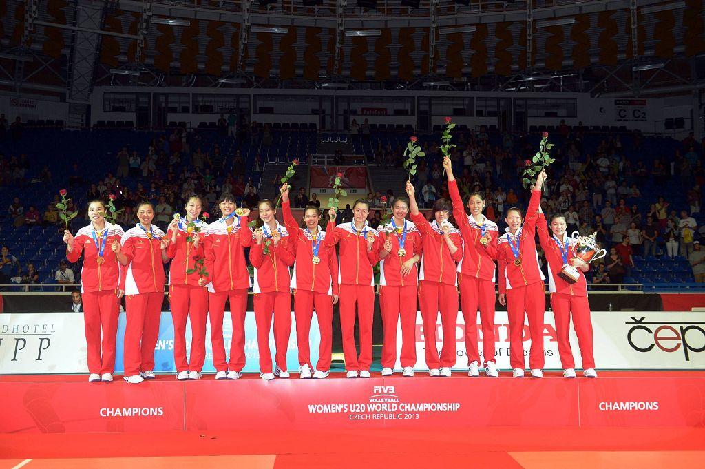 高清:<em>国青女排</em>夺冠激情合影 日本队员抱头痛哭