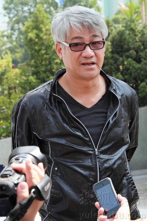 惠天赐家人办法事 惠英红拭泪念亡兄