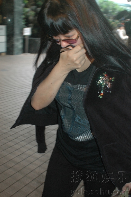 组图:弟弟露面送<em>许冠英</em>出殡 初恋女友跟足全程