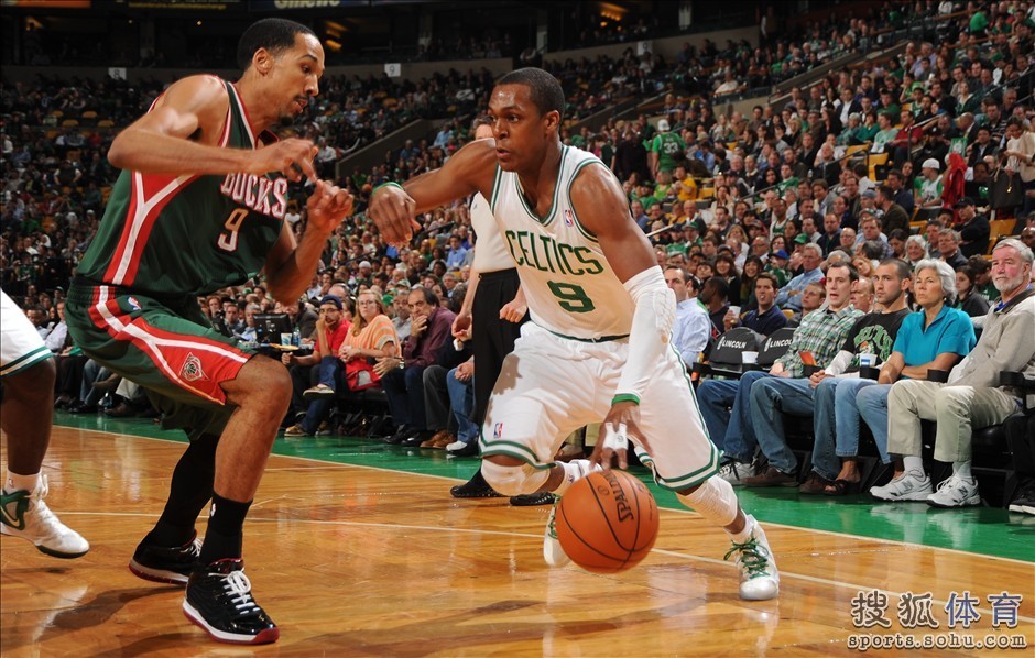 高清:凯尔特人胜雄鹿朗多突破 加内特强悍防守