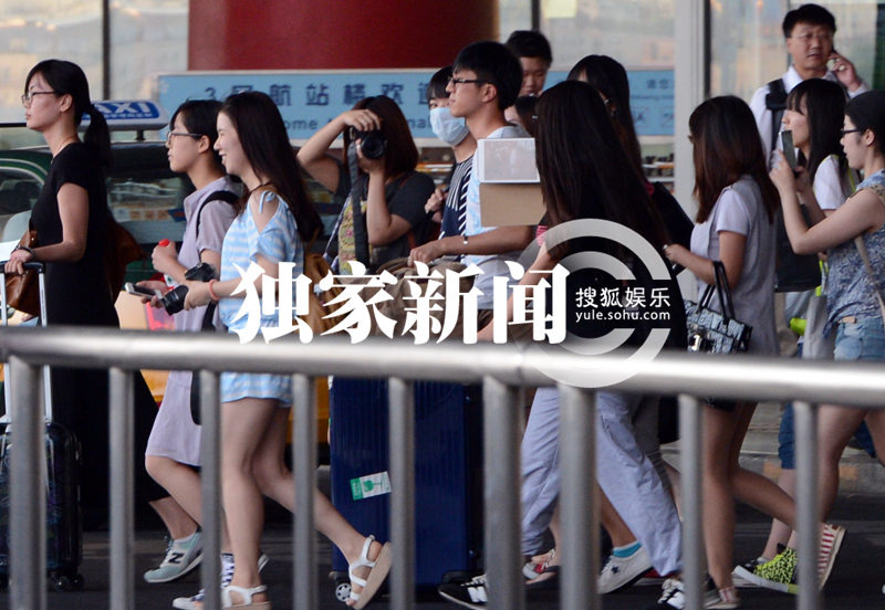 独家:华晨宇与助理回京 少女粉丝组团护送