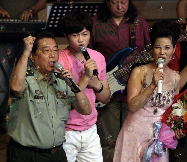 李双江夫妇照片_李双江夫妇的收入