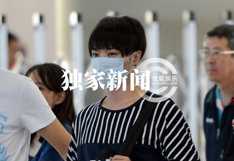 独家:华晨宇与助理回京 少女粉丝组团护送