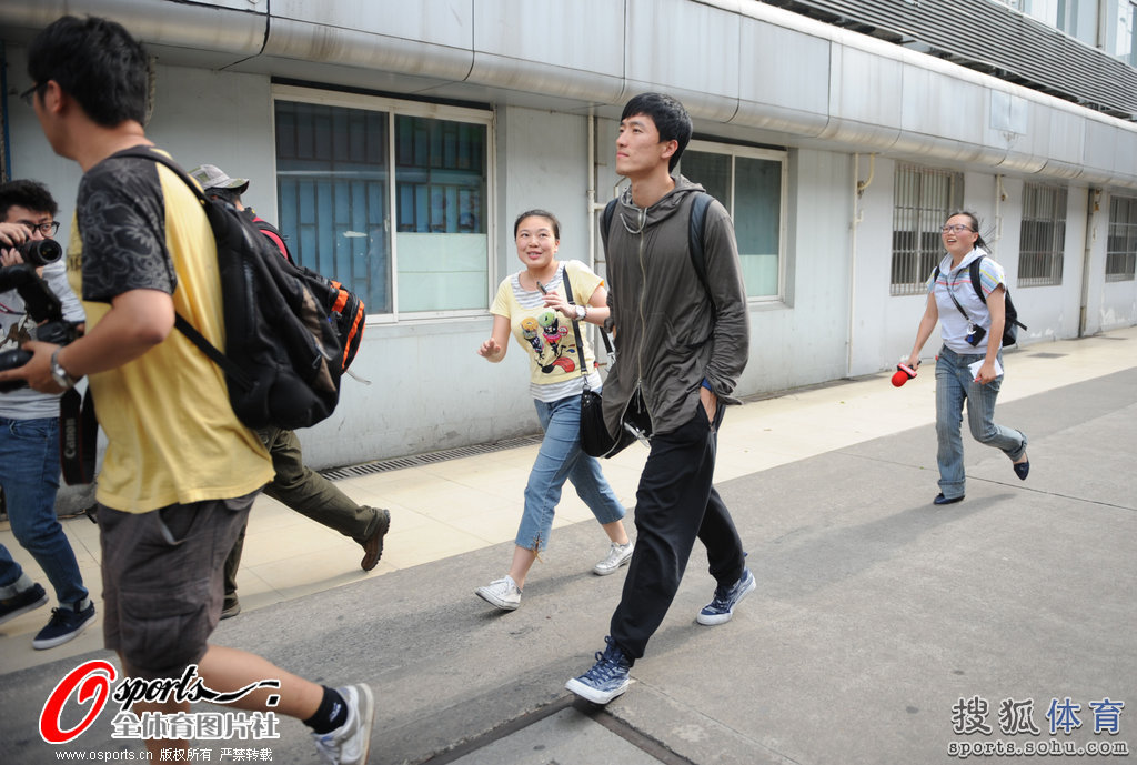 高清:刘翔归来顽皮依旧  大步流星 让女记者苦追