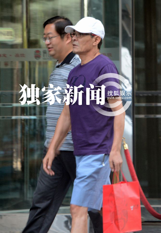 独家 刘威带妻子与友吃饭 妻子开车离去