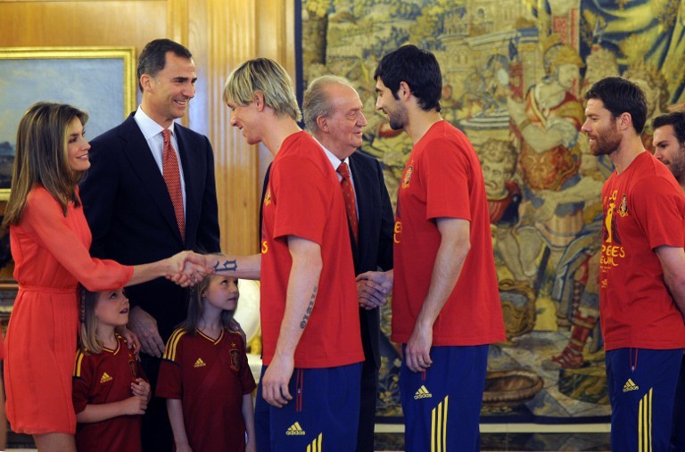 高清:西班牙皇室接见众斗牛士 圣卡西亲送球衣