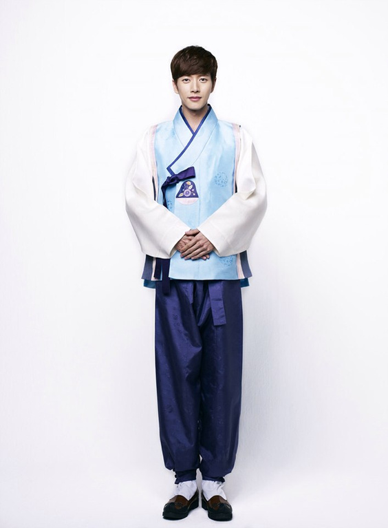 《来自星星的你》 朴海镇 着韩服向观众拜年