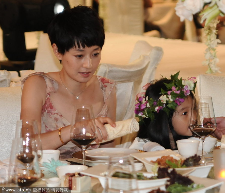 <em>陈龙</em>与章龄之大婚 马伊璃携<em>女儿</em>爱马出席-哈哈