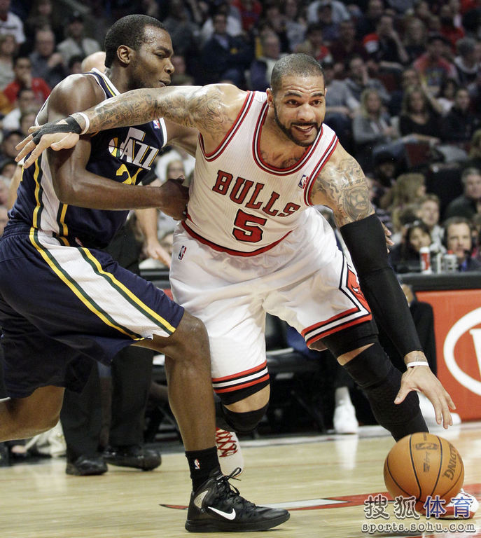 高清:公牛胜爵士罗斯后仰跳投 布泽尔霸气突破