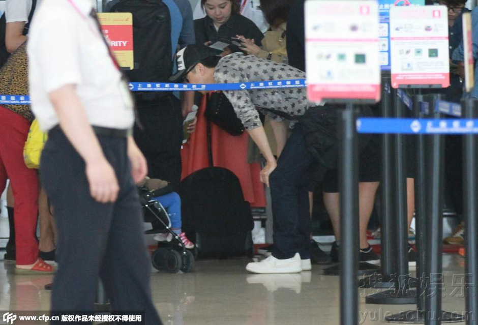 庾澄庆见偷拍抿嘴显无奈 与路人小孩亲切互动