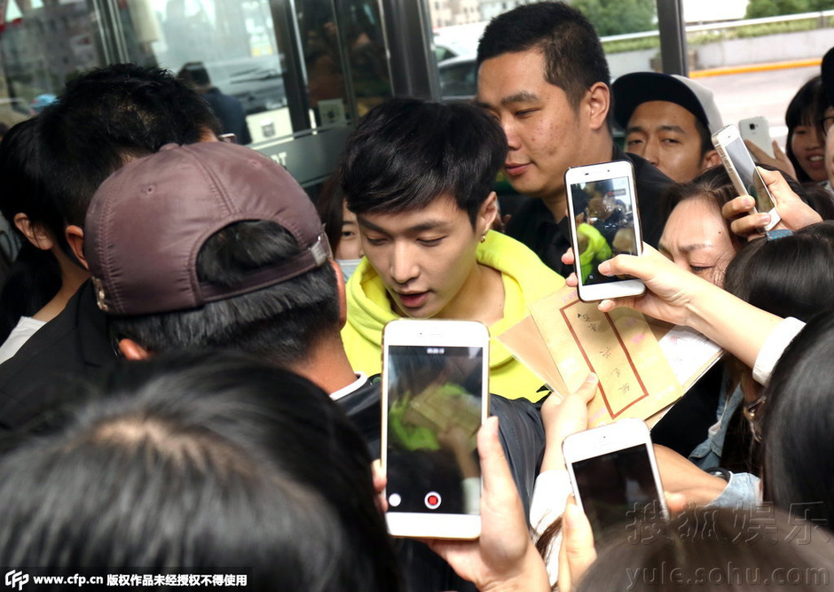 张艺兴潮装现身遭围堵 吐舌淡定被大叔抢镜