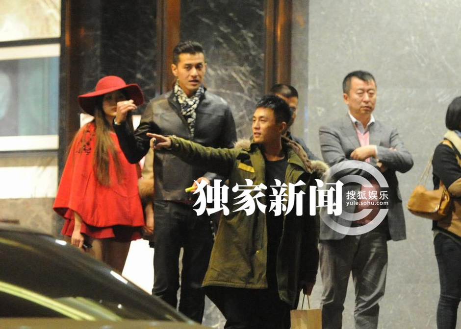 阿斯顿马丁豪车回家,不差钱的杜淳爱情也得意,幸福甜蜜全全写高清图片