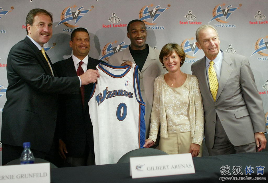 阿里纳斯珍贵照:传奇0号特工 持枪门毁掉生涯