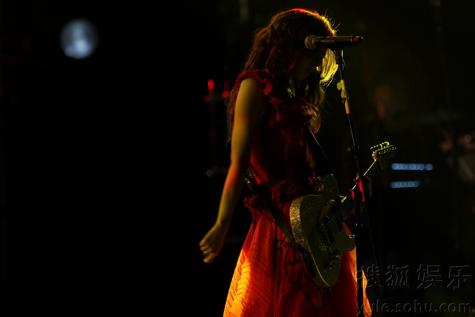 陈绮贞演唱会激吻女贝斯手 返场3次多唱9首歌