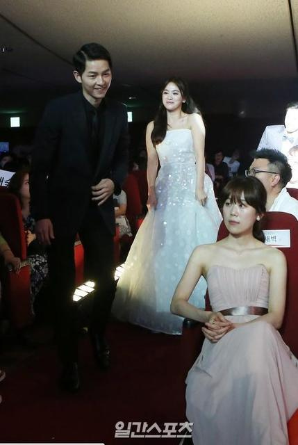 宋仲基宋慧乔获百想最佳人气奖 吴秀波颁奖85