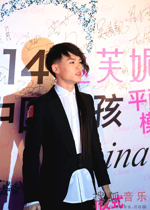 张玮作为嘉宾出席"中国女孩"平面模特大赛,作为唯一的表演嘉宾现场