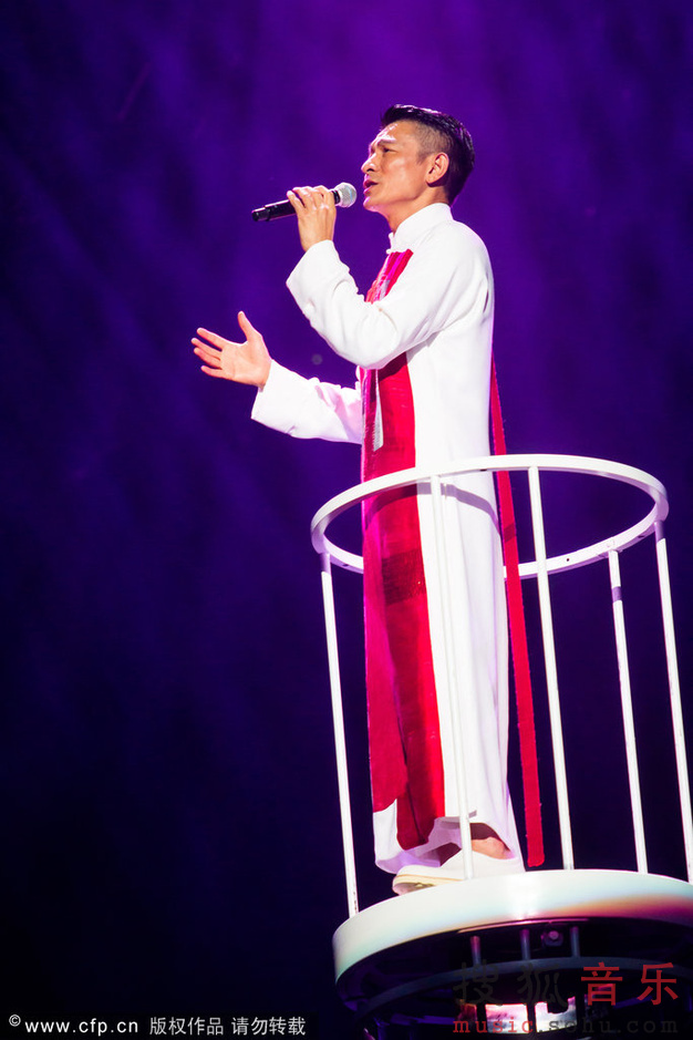 刘德华南京开唱秀腹肌 与女舞伴大玩性感互摸