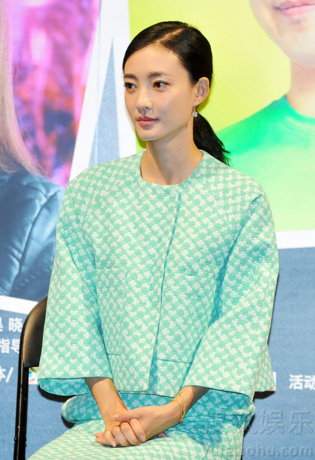 王丽坤自曝拍戏误伤工作人员 为表歉意端茶倒水