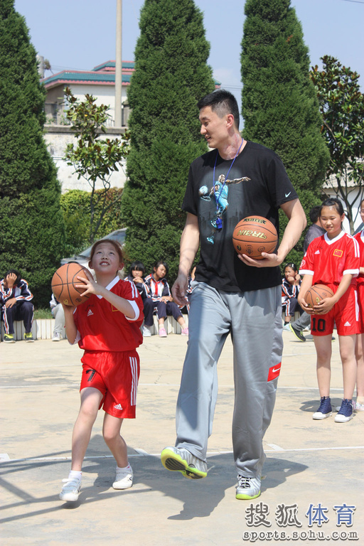 高清图:体坛风云人物校园行 杜锋王非教打篮球