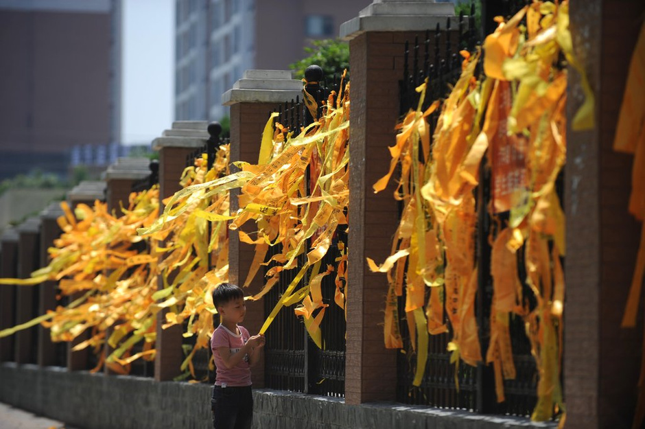长江沉船遇难者"头七" 船舶鸣笛致哀