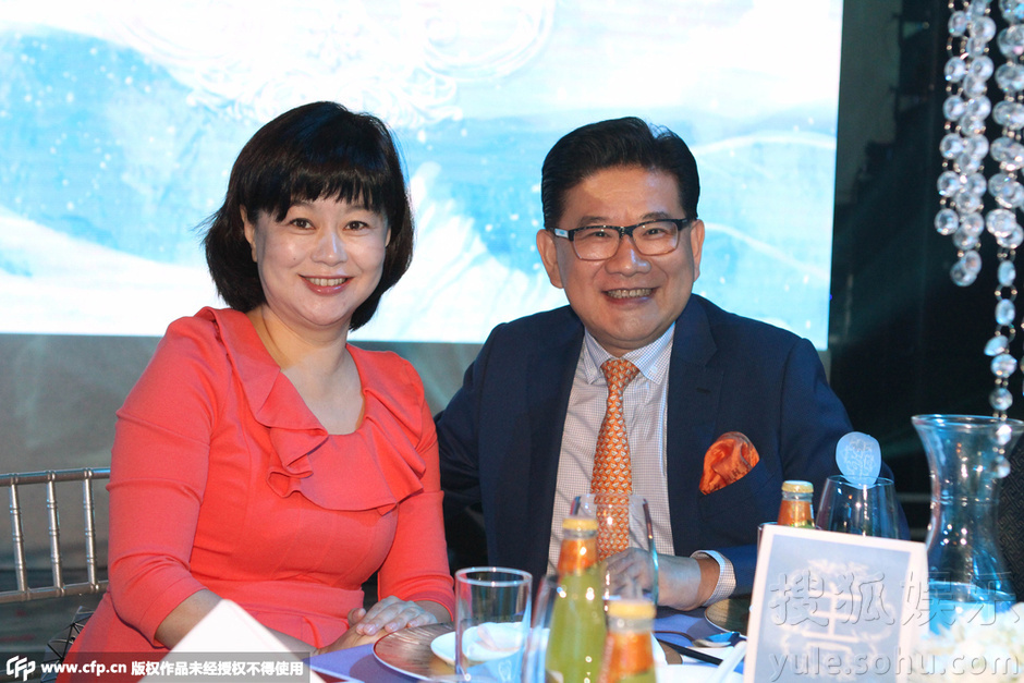 姐姐变阿姨!49岁鞠萍红裙现身婚礼略发福-娱乐